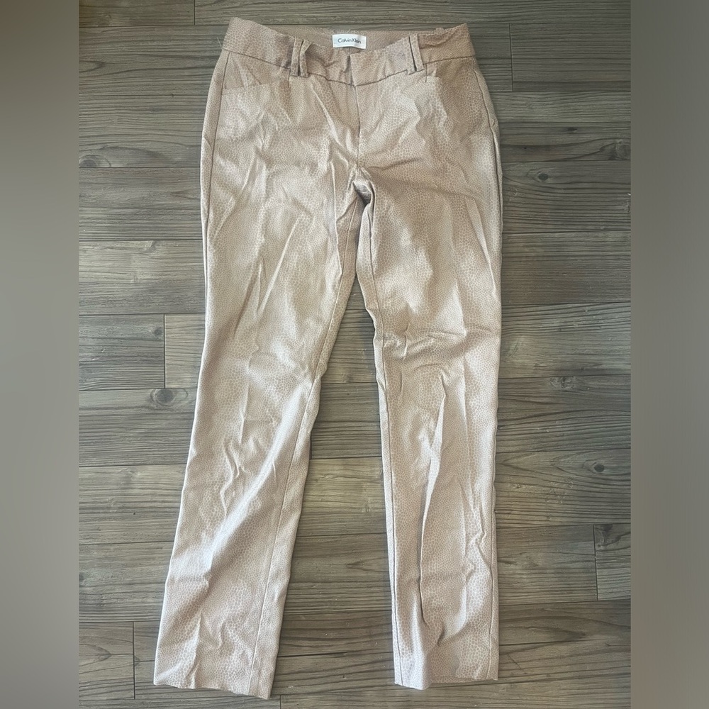 (Calvin Klein) Animal-print inspired ankle pants in tan